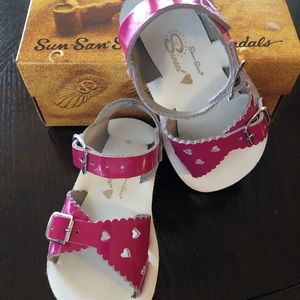 Salt Water Sandals girls size 6, Fuschia, EUC